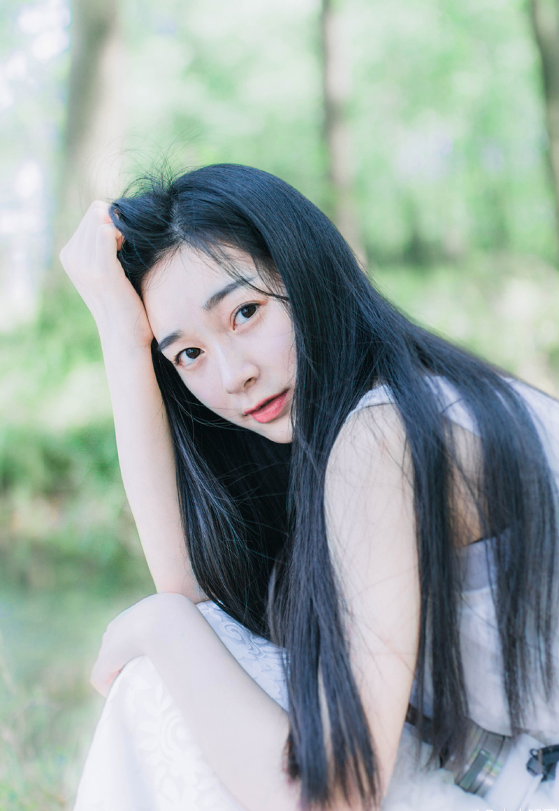 “伏德？”吕布嘴角泛起一抹微笑：“我也有此想法，不过如何用，却该好好斟酌一下，不过我觉得，那块王印也该收回来了，蜀中一下，也是时候封王了，而且也能给刘备跟曹操之间添些堵！文和以为如何？”